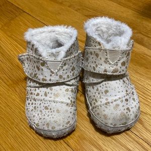 Toms gold foil snow spots tiny cuna booties size 4